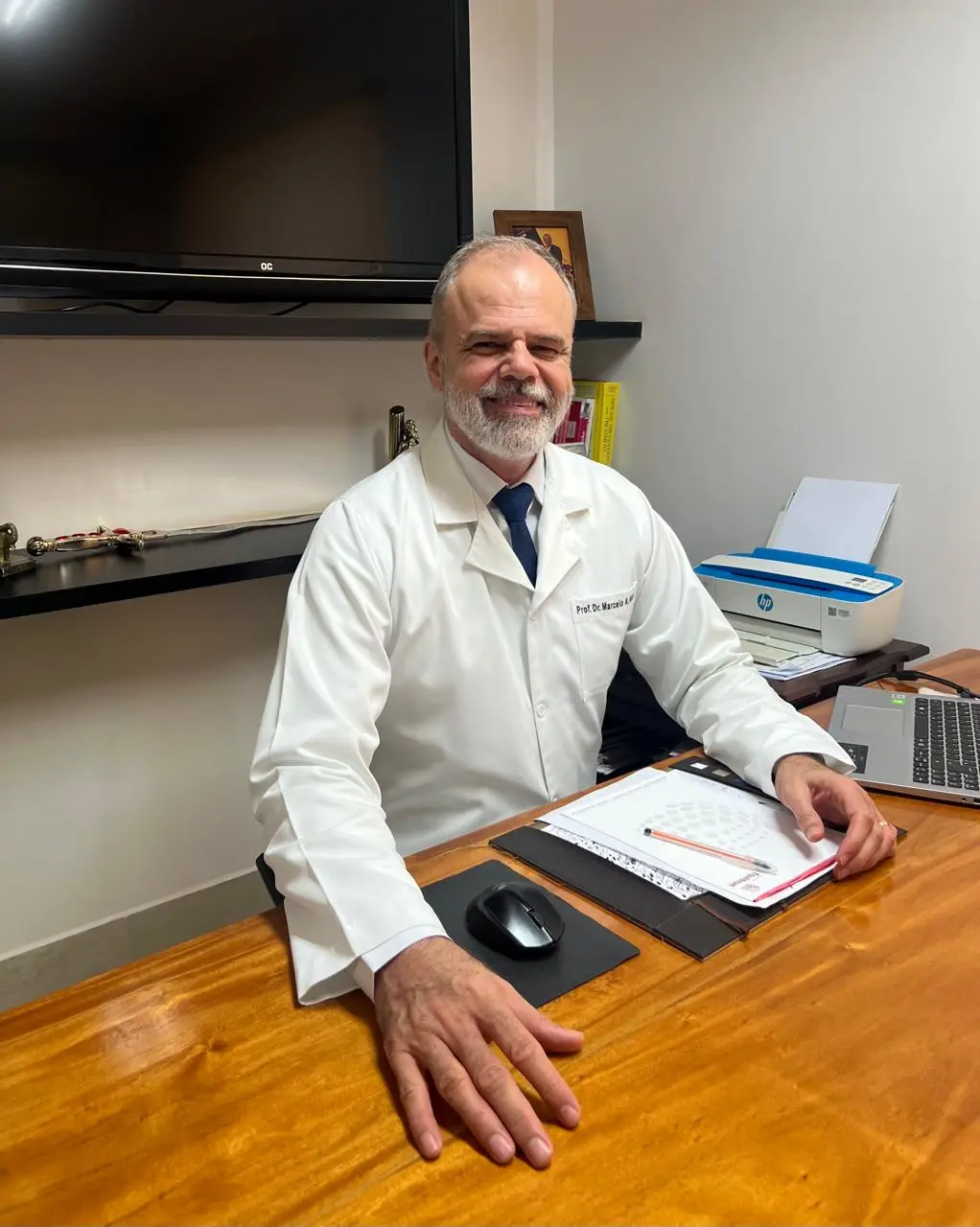 Prof. Dr. Marcelo Matos em seu consultório